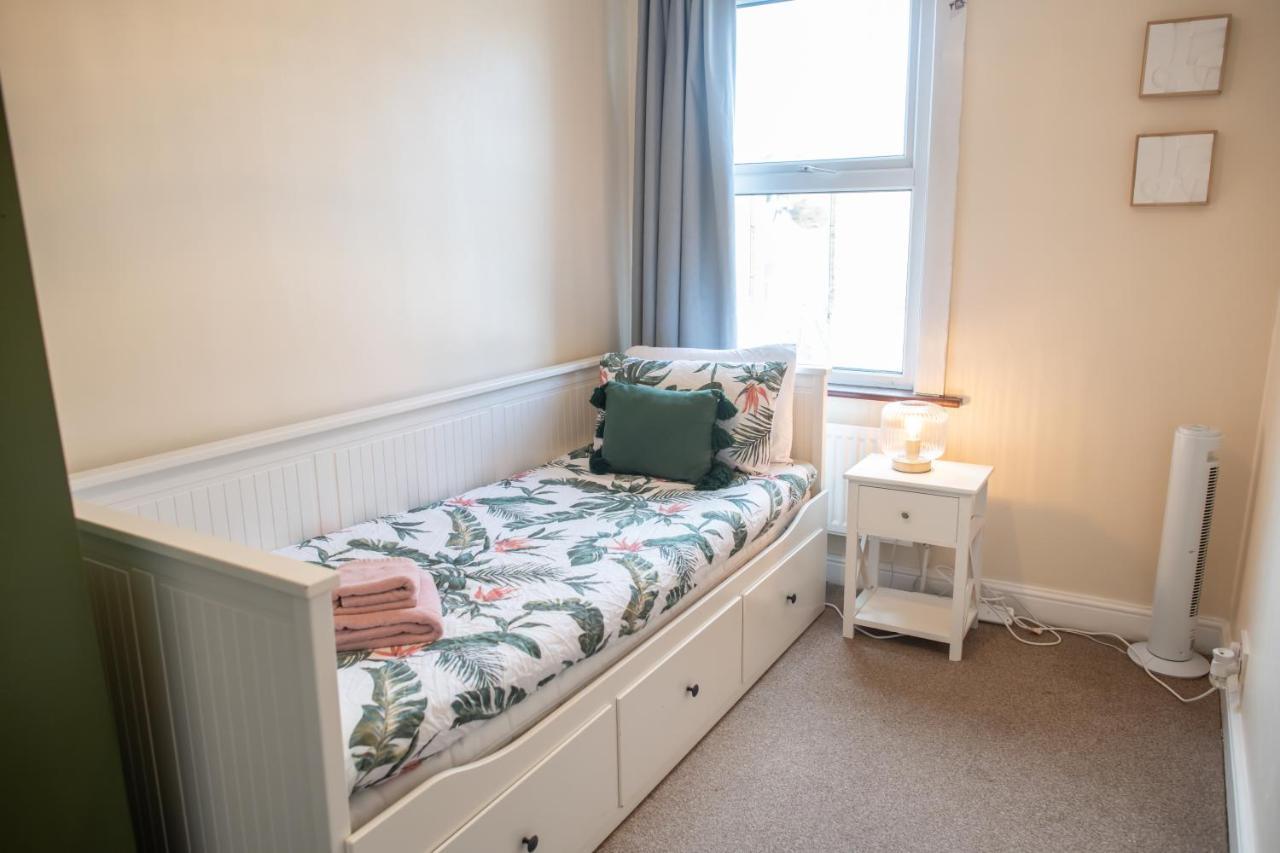 4 Bedroom Flat With High Speed Wi-Fi In North Acton, Ealing, West London Exterior photo