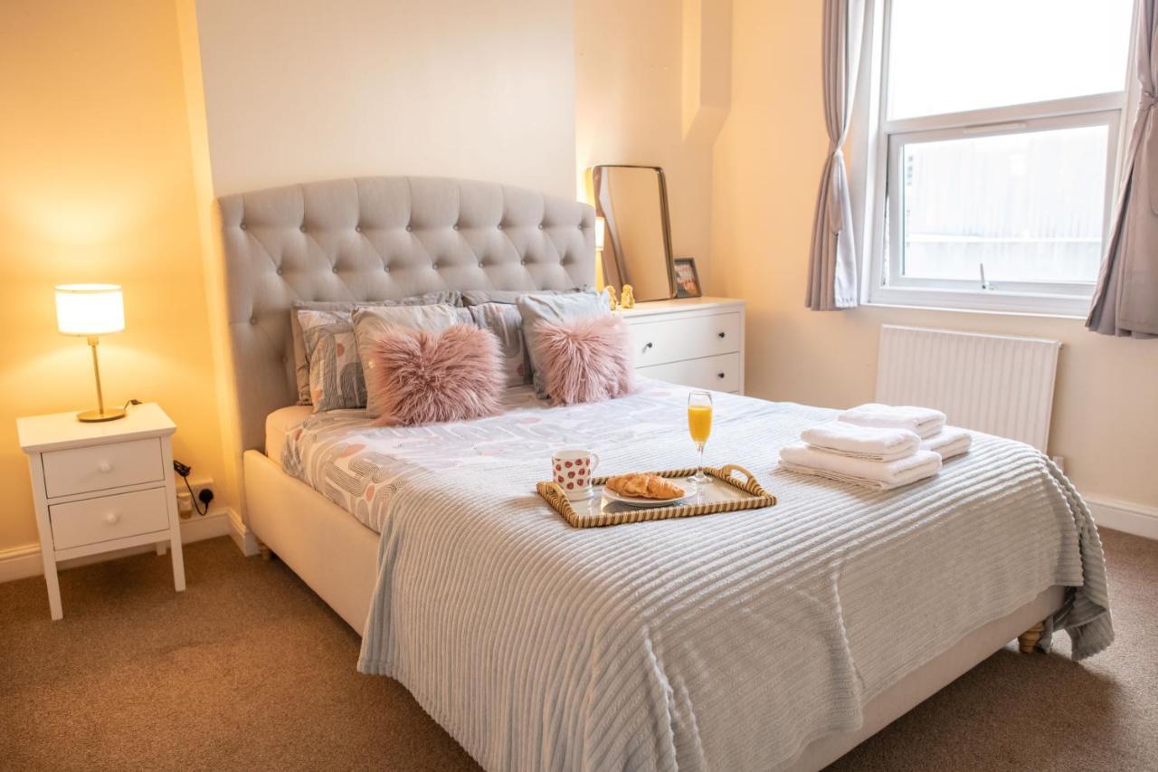 4 Bedroom Flat With High Speed Wi-Fi In North Acton, Ealing, West London Exterior photo